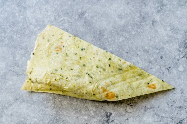 Ispanaklı yeşil tortilla dilimi yemeye hazır. Organik Gıda.