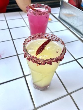 Acı Baharatlı Limonata ve Acı Biber ve Baharatlar Seramik Meydanı Beyaz Zemin. Soğuk içecek içmeye hazır mısın?.