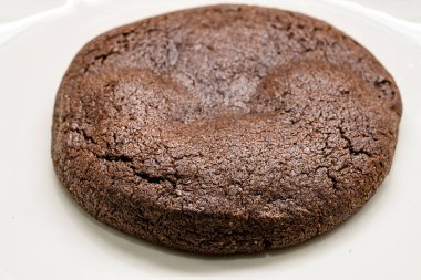 Van Stapele Kurabiyesi ve Tabakta Beyaz Çikolata Servis ve Yemeye Hazır. Tatlı atıştırmalıklar.