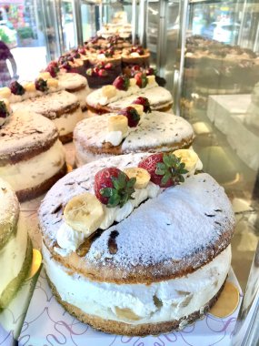 Pastanede satılık Alman Donut Berliner Pastası. Geleneksel Tatlı.