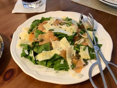 Parmesan peynirli füme somon salatası. Servis ve yemek için hazır. Sağlıklı Organik Gıda.