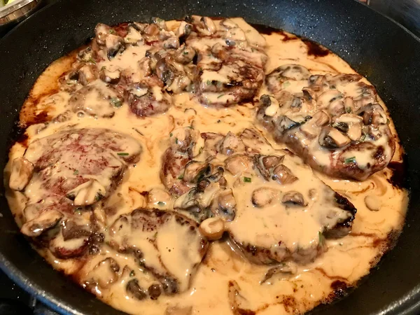 牛肉片与奶油蘑菇煎煮和盘中烹调 准备好要吃东西了 — 图库照片