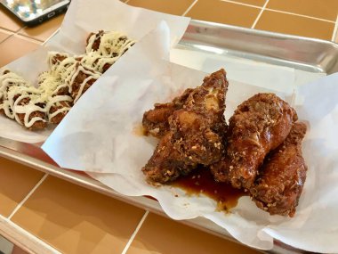 Fast Food Restaurant 'ta Teriyaki soslu tavuk kanadı, susam ve parmesanlı sarımsaklı mayonez. Yemeye hazır..