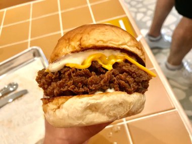 Fast Food Restaurant 'ta mantar soslu çıtır tavuk burger. Yemeye hazır..