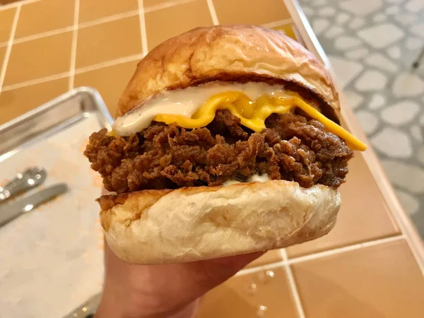 Fast Food Restaurant Mantar Soslu Çıtır Tavuk Burger Yemeye Hazır — Stok fotoğraf