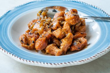 Fellah Koftesi Geleneksel Yemekler. Bulgur 'dan, Bulgur' dan ve Semolina 'dan Domates soslu, Maydanozlu ve Tabakta.