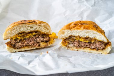 Hamburger / Cheeseburger ya da Hamburger 'in Yarısı Yemek ve Servis Etmeye Hazır.