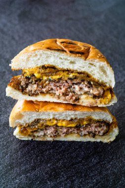 Hamburger / Cheeseburger ya da Hamburger 'in Yarısı Yemek ve Servis Etmeye Hazır.