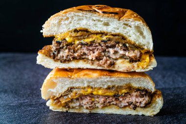 Hamburger / Cheeseburger ya da Hamburger 'in Yarısı Yemek ve Servis Etmeye Hazır.