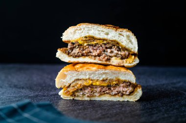 Hamburger / Cheeseburger ya da Hamburger 'in Yarısı Yemek ve Servis Etmeye Hazır.