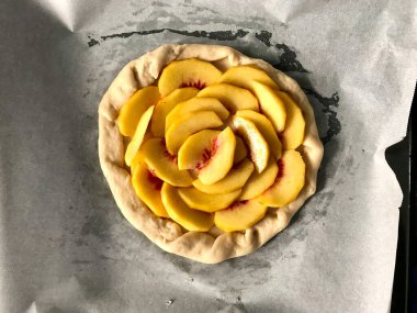 Çiğ Şeftali Galerisi Fırın Tepsisinde Pişirilmeye Hazır Kağıt Çarşaf / Nectarine Meyveli Turta ile. Sağlıklı Organik Tatlı.