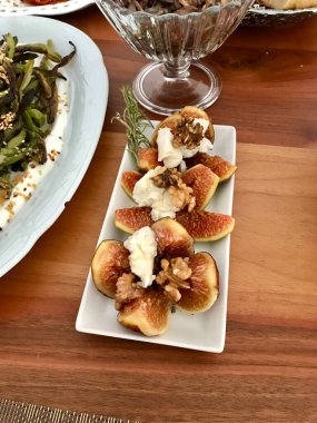 Tahta Masa 'da Keçi Peyniri / Ricotta ile doldurulmuş incirler. Sağlıklı Organik Gıda.