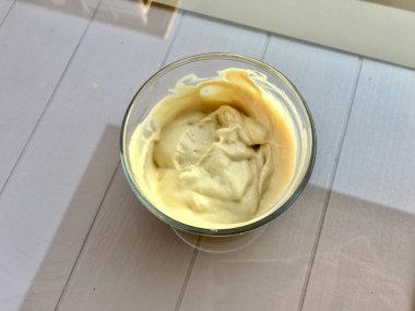Mayonez, sarımsak, yumurta sarısı ve hardallı ev yapımı Aioli sosu. Yemeye hazır..