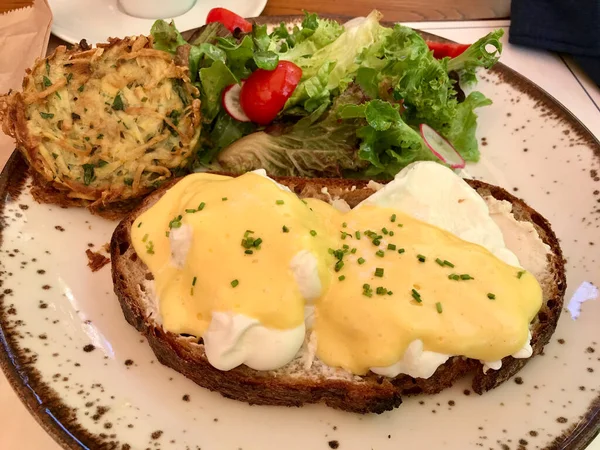 Csíkos Tojás Ricotta Sajttal Hollandaise Szósz Vajas Kenyérrel Hash Brown — Stock Fotó