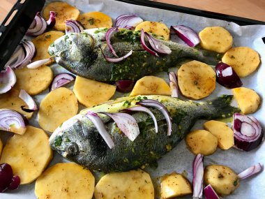 Fırın tepsisinde Pesto soslu ve fırında pişirilmiş Dorada Fish Sea Bream. Sağlıklı Organik Gıda.
