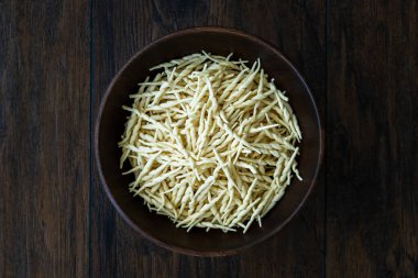 Tahta Kasede Taze Trofie Çiğ İtalyan Makarnası. Pişirmeye hazır.