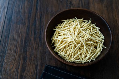 Tahta Kasede Taze Trofie Çiğ İtalyan Makarnası. Pişirmeye hazır.