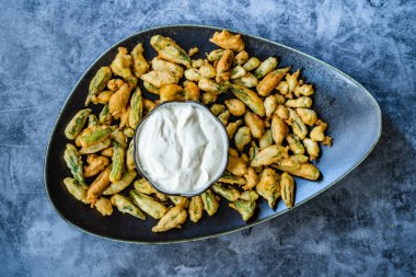 Yoğurt / Yoğurt soslu kızarmış bamya Tempura. Sağlıklı atıştırmalıklar.