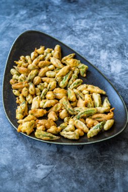 Yoğurt / Yoğurt soslu kızarmış bamya Tempura. Sağlıklı atıştırmalıklar.