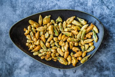 Yoğurt / Yoğurt soslu kızarmış bamya Tempura. Sağlıklı atıştırmalıklar.