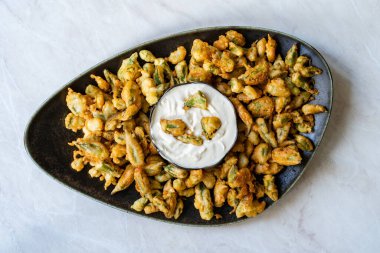 Yoğurt / Yoğurt soslu kızarmış bamya Tempura. Sağlıklı atıştırmalıklar.