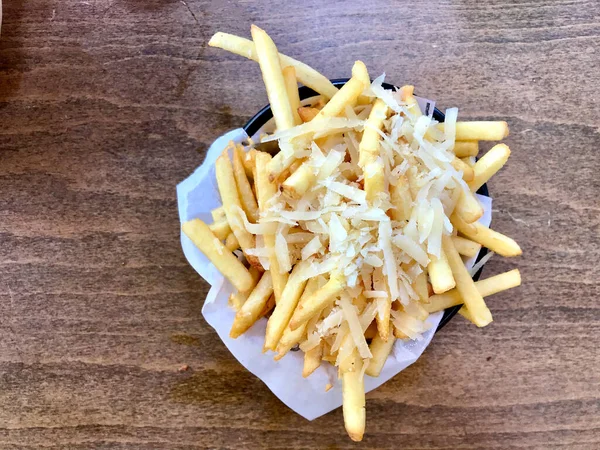 Street Food French Fries Potatis Med Parmesanost Och Tryffelsås Träbord — Stockfoto