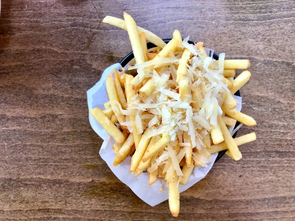 Street Food Franse Frietjes Aardappelen Met Parmezaanse Kaas Truffelsaus Houten — Stockfoto