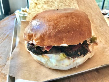 Hardallı pastırmalı burger ve patatesli turşu. Yemeye hazır..