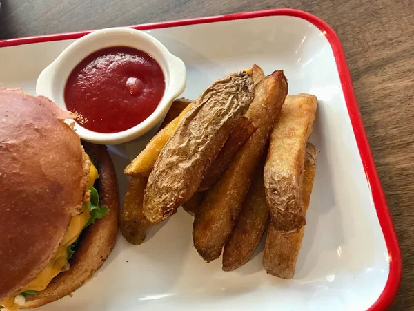 Fast Food Restaurant Yapımı Organik Patates Ketçap Servis Ediliyor Yemeye — Stok fotoğraf