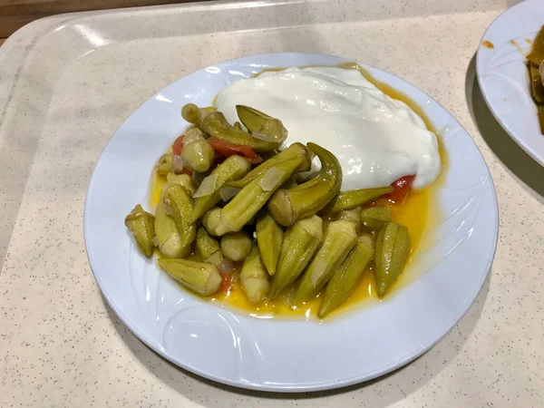 ヨーグルト ヨーグルトとトマトペーストとオリーブオイルと伝統的な健康的な有機トルコ料理オクラ バンヤ 地元のレストランで提供 — ストック写真