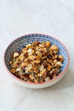 Bowl 'da taze çay, ananas ve elma yaz aylarında soğuk çaya servis edildi. Kaynamaya Hazır.