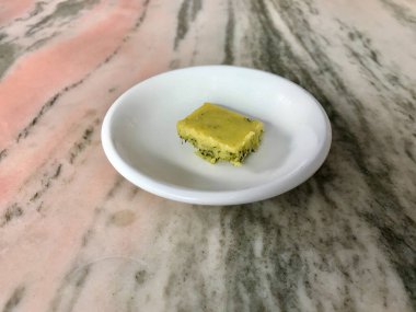 Dill ve Yeşillerle tatlandırılmış tereyağı parçası. Restoranda Bread 'le servis yapmaya hazır. aperatif olarak.