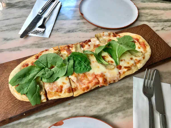 Pizzetta Con Hojas Cohete Rúcula Rúcula Rodajas Alcachofa Tablero Pizza —  Fotos de Stock