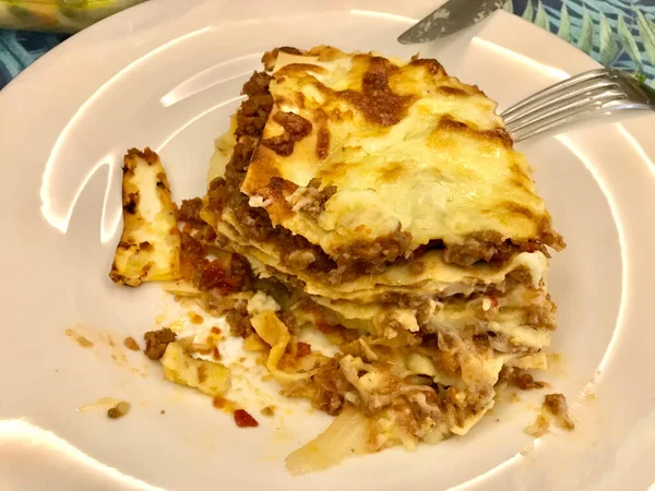 Leftover Lasagna在盘子里 未完成的食物套餐 意大利特色食品 — 图库照片