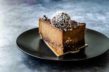 Kaju fıstıklı çiğ çikolatalı kek ve Paleo diyeti için tarih meyveli tatlandırıcı. Siyah tabakta şekersiz ve glütensiz sağlıklı organik tatlı. Hizmet ve Yemeye Hazır.