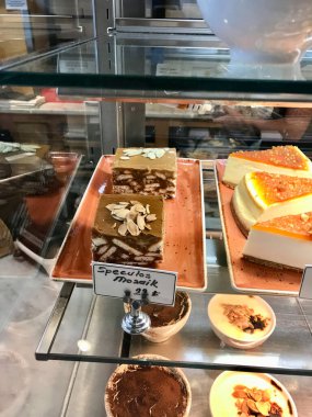 Speküloz Mozaik Çikolata ve Bisküvi Kek Tatlısı Satılık Fiyat Etiketli Pastane Vitrininde.