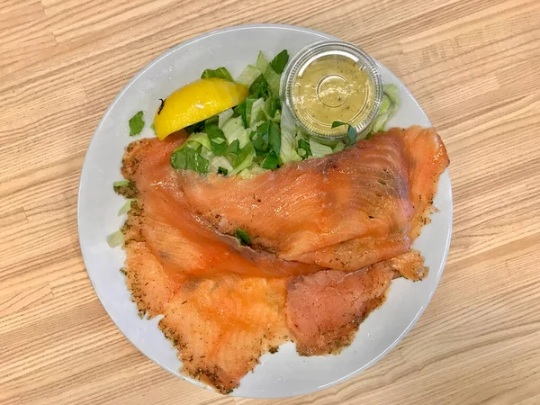 Wędzony Salmon Gravlax Sałatka Sosem Musztardowym Płycie Podawane Tacą Restauracji — Zdjęcie stockowe