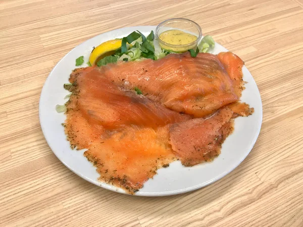 Wędzony Salmon Gravlax Sałatka Sosem Musztardowym Płycie Podawane Tacą Restauracji — Zdjęcie stockowe