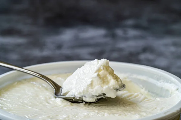 Natychmiastowy Jogurt Owczy Jogurt Łyżką Plastikowym Pucharze Gotowy Jedzenia — Zdjęcie stockowe