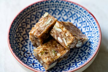 Çiğ Isırıklar Tarih Meyvesi, Kabak Tohumu, Ayçiçeği Tohumu ve Kıyılmış Hindistan Cevizi ile Tatlandırıldı. Sağlıklı Organik Atıştırmalıklar.
