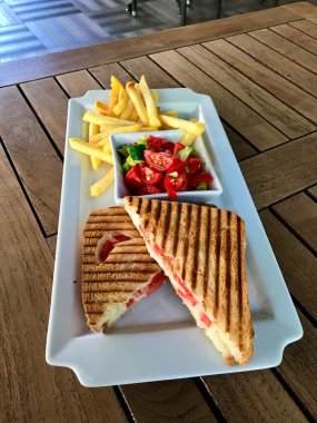 Tahta Masa üzerinde Türk Fast Food Menü Tost Salata ve Patates Sandviçi Tost. Yemeye hazır..