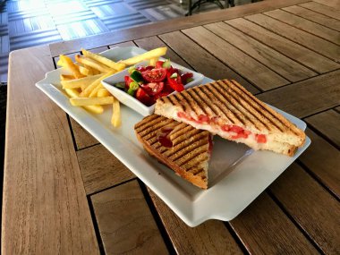 Tahta Masa üzerinde Türk Fast Food Menü Tost Salata ve Patates Sandviçi Tost. Yemeye hazır..