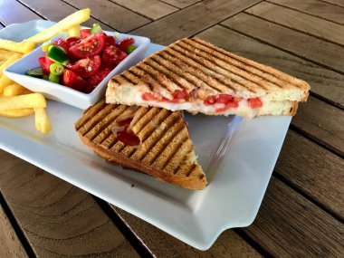 Tahta Masa üzerinde Türk Fast Food Menü Tost Salata ve Patates Sandviçi Tost. Yemeye hazır..