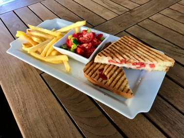 Tahta Masa üzerinde Türk Fast Food Menü Tost Salata ve Patates Sandviçi Tost. Yemeye hazır..