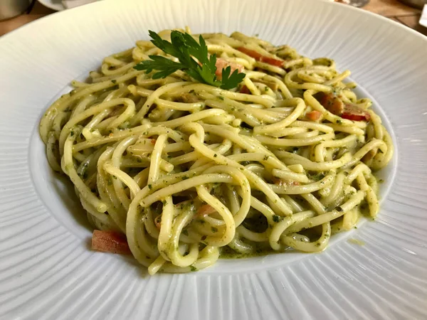 Green Pasta Spaghetti Pesto Sauce Big Plate Restaurant Ready Serve — Stock Photo, Image