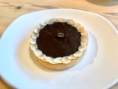 Cafe Shop 'taki Tabakta Espresso Tart Porsiyonu. Yemeye hazır..