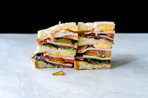 Klassisk Club Sandwich Marble Surface Inkluderar Skinka Ost Sallad Tomatskivor — Stockfoto