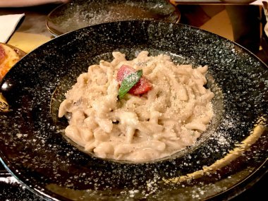 Kremalı Campanelle Makarnası, Mantar ve Parmesen peynirli Pudra. Hizmet ve Yemeye Hazır.