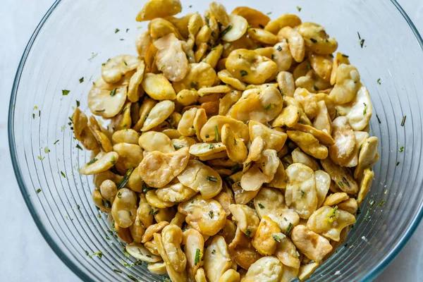 Ev yapımı Kızarmış Tuzlu Fava Kızarmış Fasulye Cipsi. Sağlıklı organik atıştırmalıklar. Sarımsaklı Portekiz usulü. Yemeye Hazır.