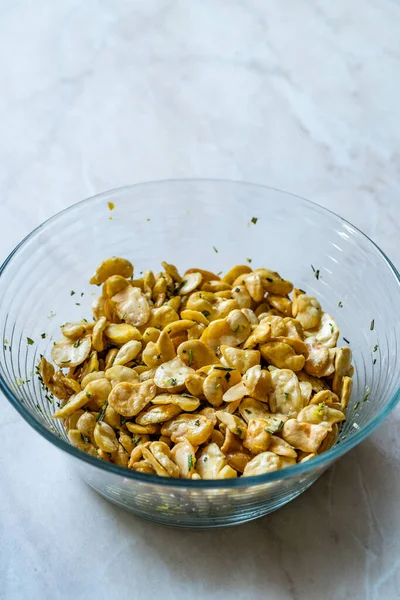 Ev yapımı Kızarmış Tuzlu Fava Kızarmış Fasulye Cipsi. Sağlıklı organik atıştırmalıklar. Sarımsaklı Portekiz usulü. Yemeye Hazır.